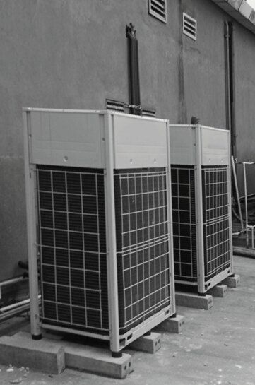 Unidades de climatización instaladas en el exterior de una tienda